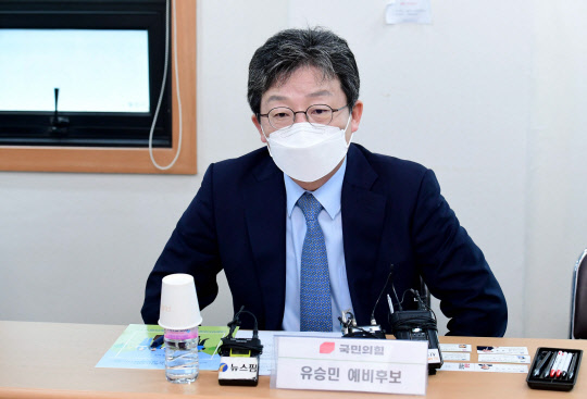 국민의힘 유승민 대선 예비후보가 11일 서울 용산구 대한민국공무원노동조합총연맹 사무실에서 열린 '20대 대선 유승민 예비후보와 공노총 대선정책기획단 간담회'에서 참석자들과 대화하고 있다. [국회사진기자단]